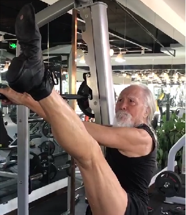 85岁王德顺健身，表情凶狠荷尔蒙旺盛，妻子时尚