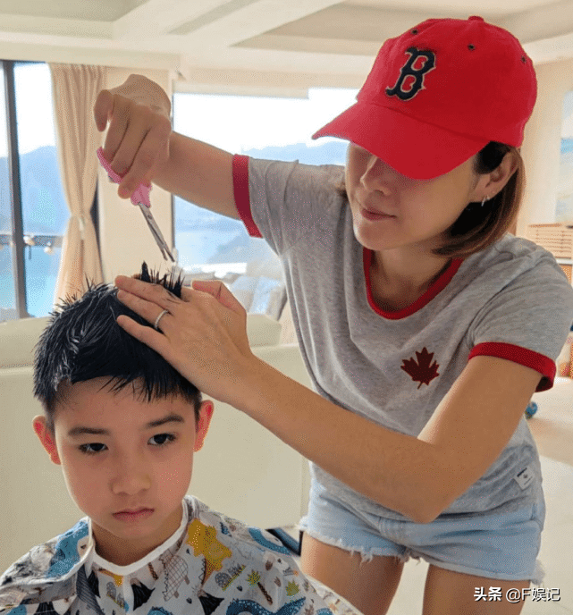 陳茵媺頂替陳豪為兩位兒子理髮網友大讚她的理髮技術不錯