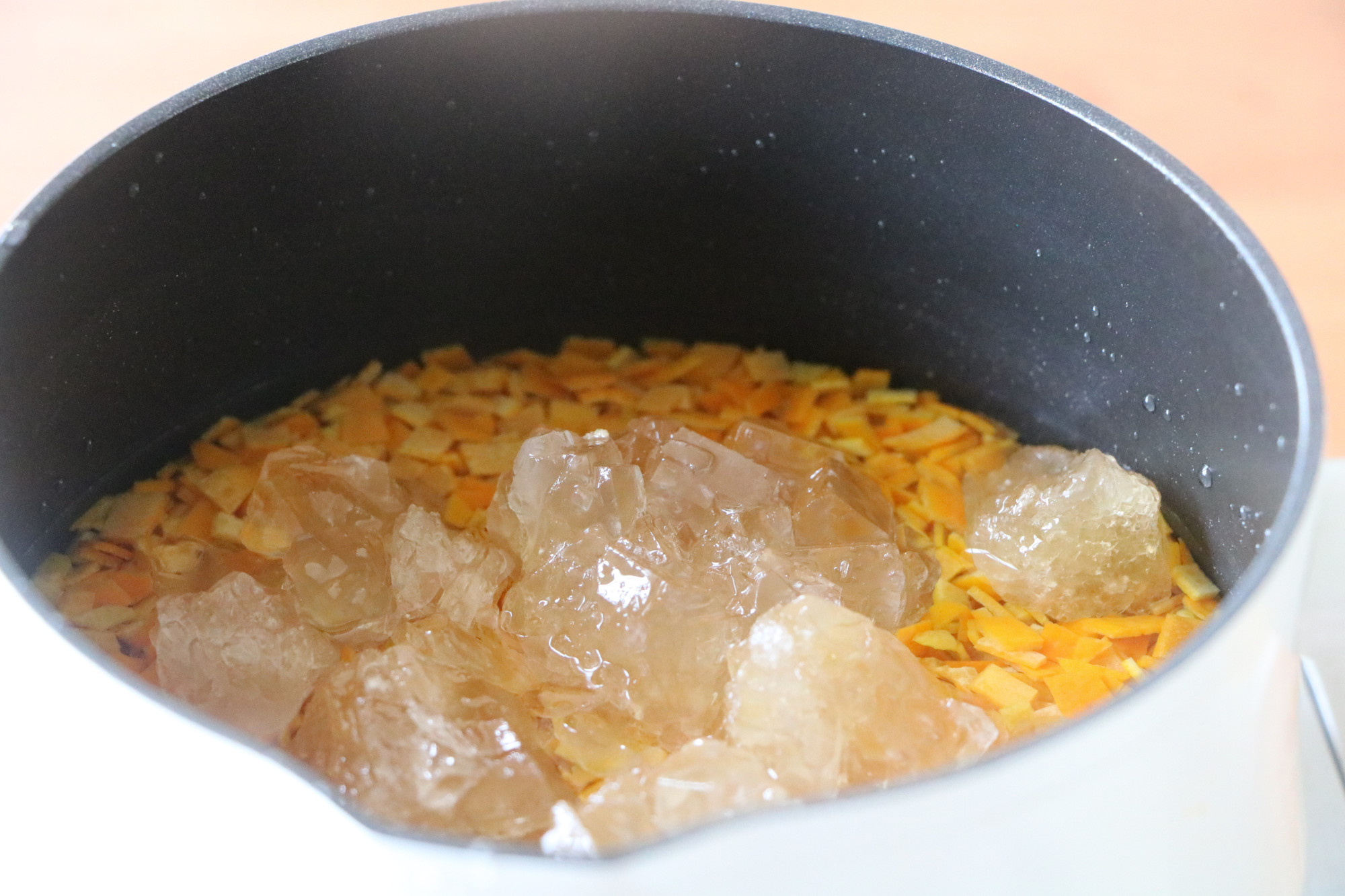 吃剩的橙子皮不要扔掉，簡單加工一下，用處多多，勝過秋梨膏