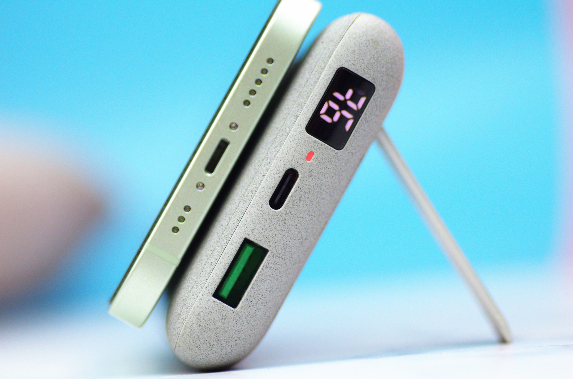 不到三百元的无线充电宝却有苹果原装充电宝的功能，你会买吗？