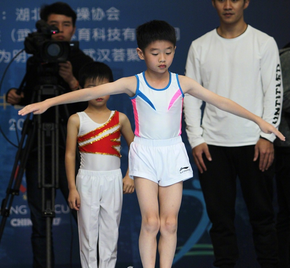 杨威带双胞胎女儿做手工，父女仨面对面像照镜子，豪宅奢华有品位