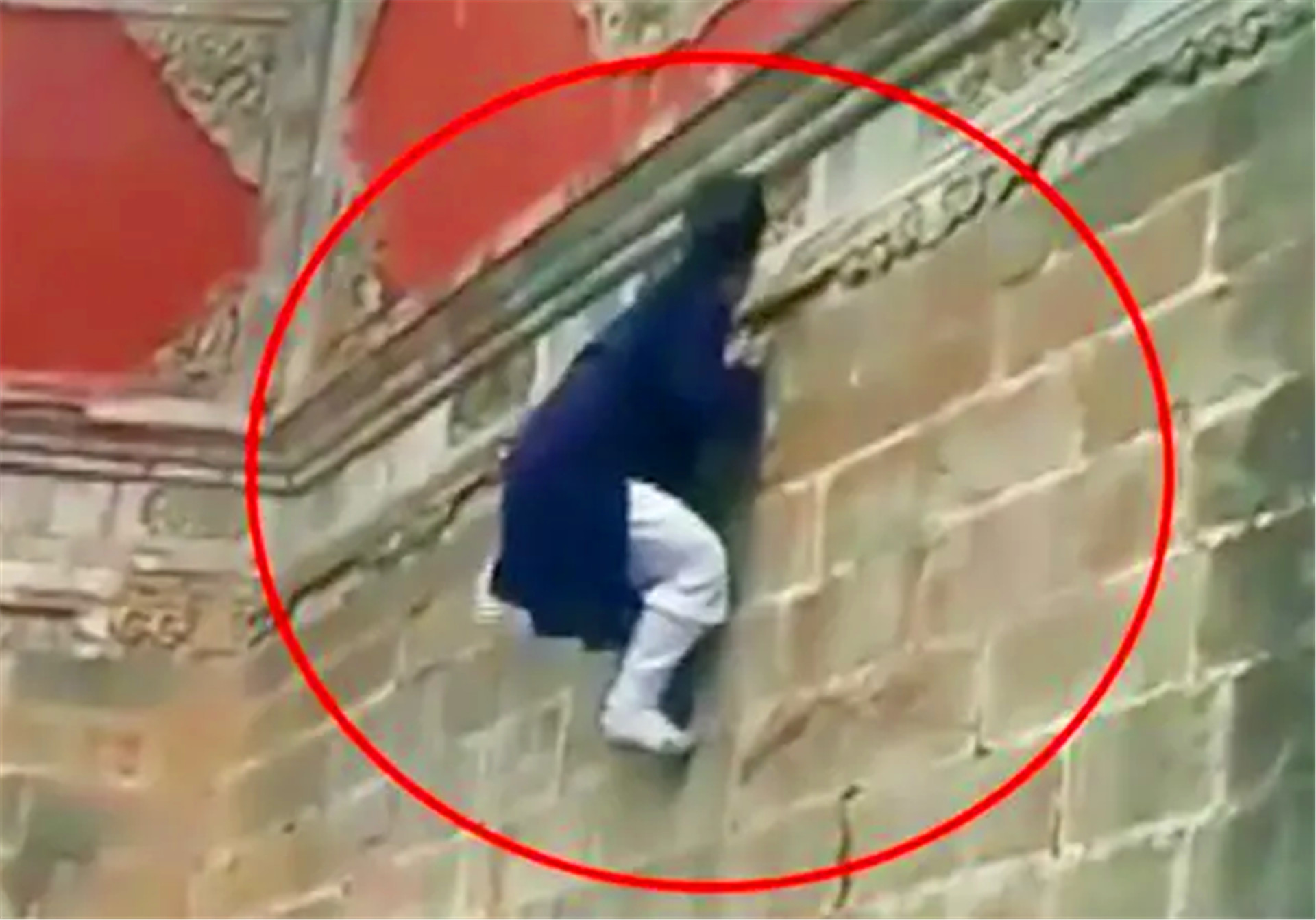 17岁少年用\"穿墙术\"，偷走价值10亿国宝