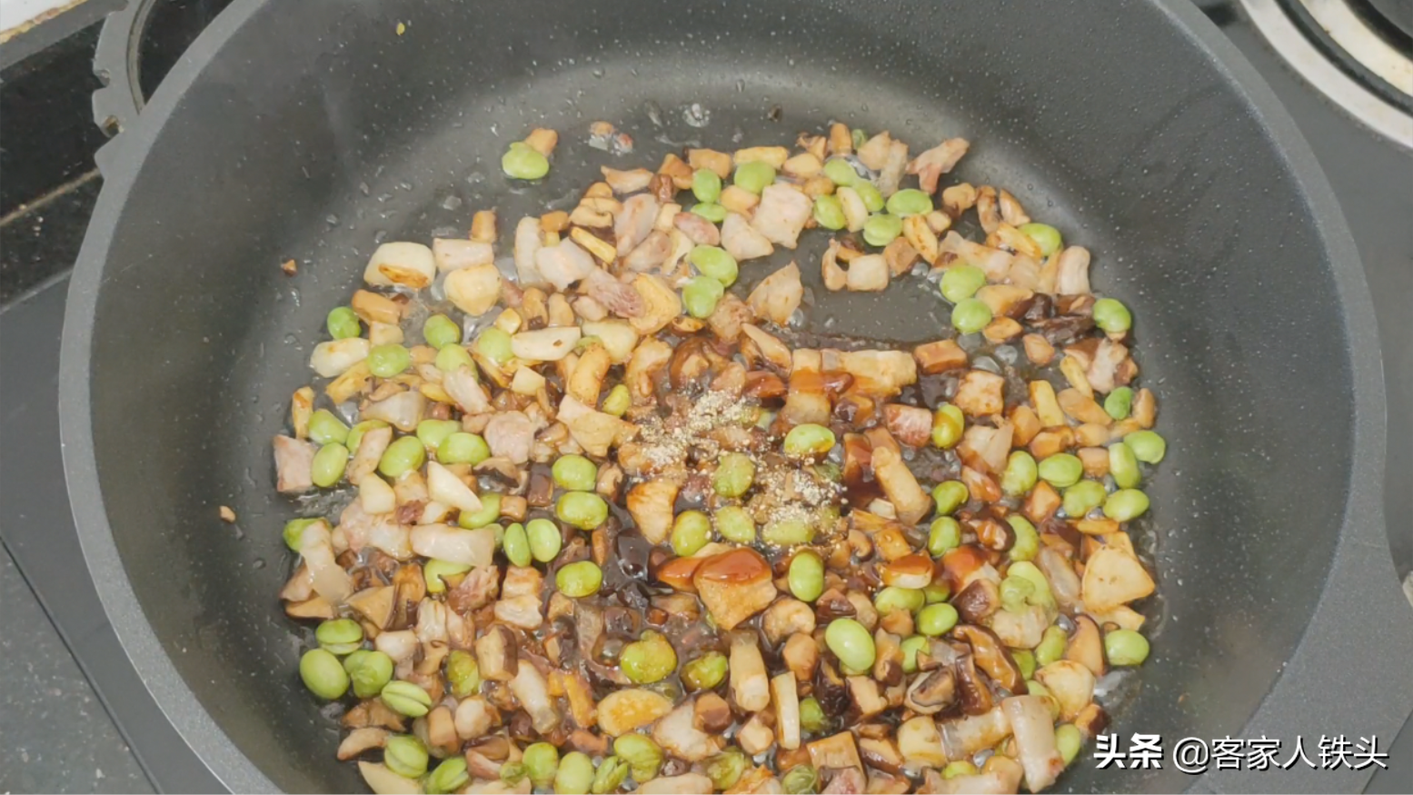 广东人吃海鲜有一套，这样搭配做一盘，上桌连汁都吃不剩，真下饭