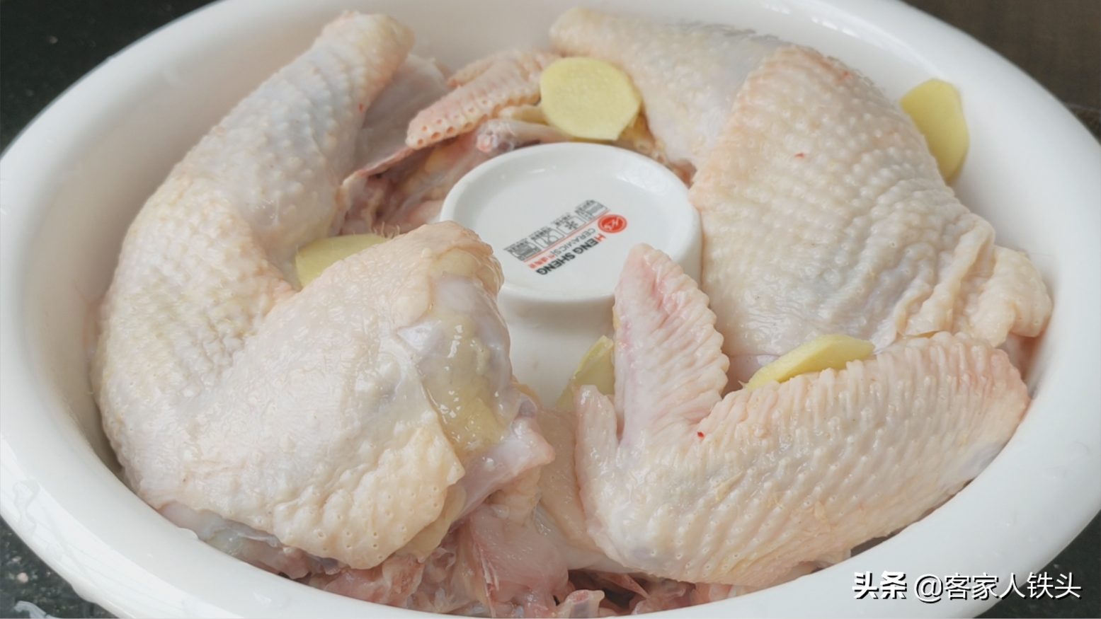 秋冬季客家人爱这样吃鸡，一只鸡一碗汤，甘香肉滑，营养好吃温补