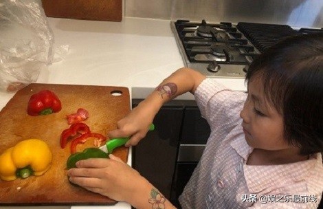 蔡少芬教会女儿厨艺，让女儿亲自下厨实践，获得网友称赞