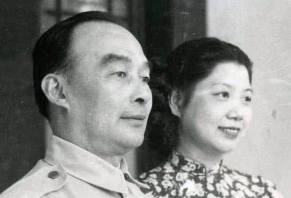年轻貌美的戴笠秘书，嫁给51岁的“西北王”胡宗南，他有何魅力？