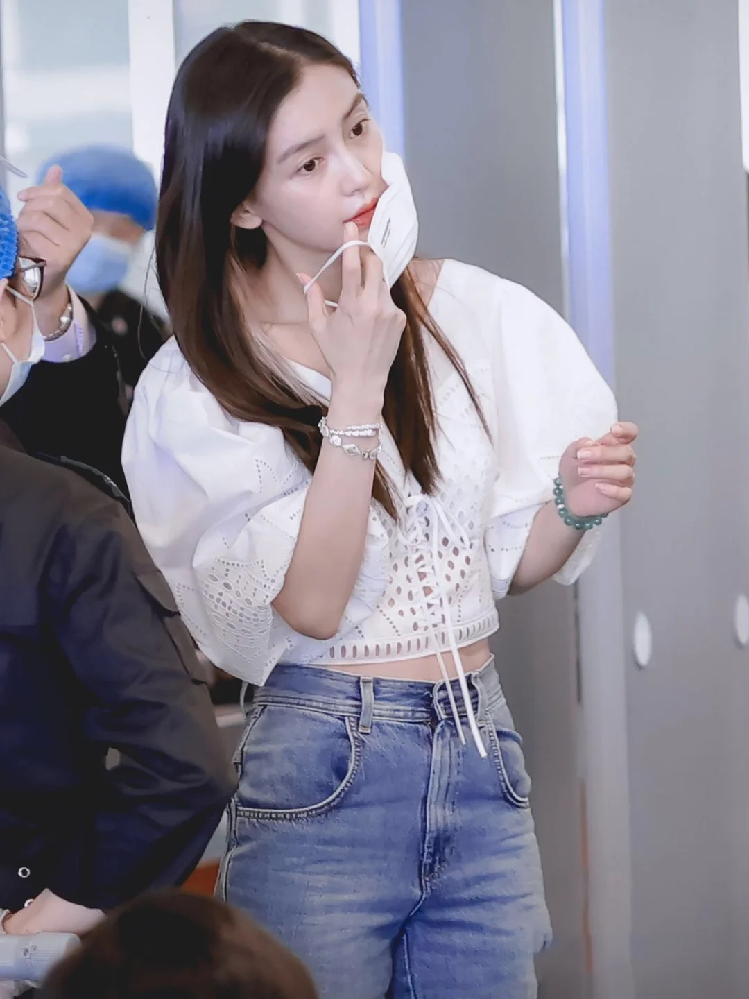 baby帶兒子出行，4歲小海綿獨自推行李箱，母子倆機場狂奔太可愛