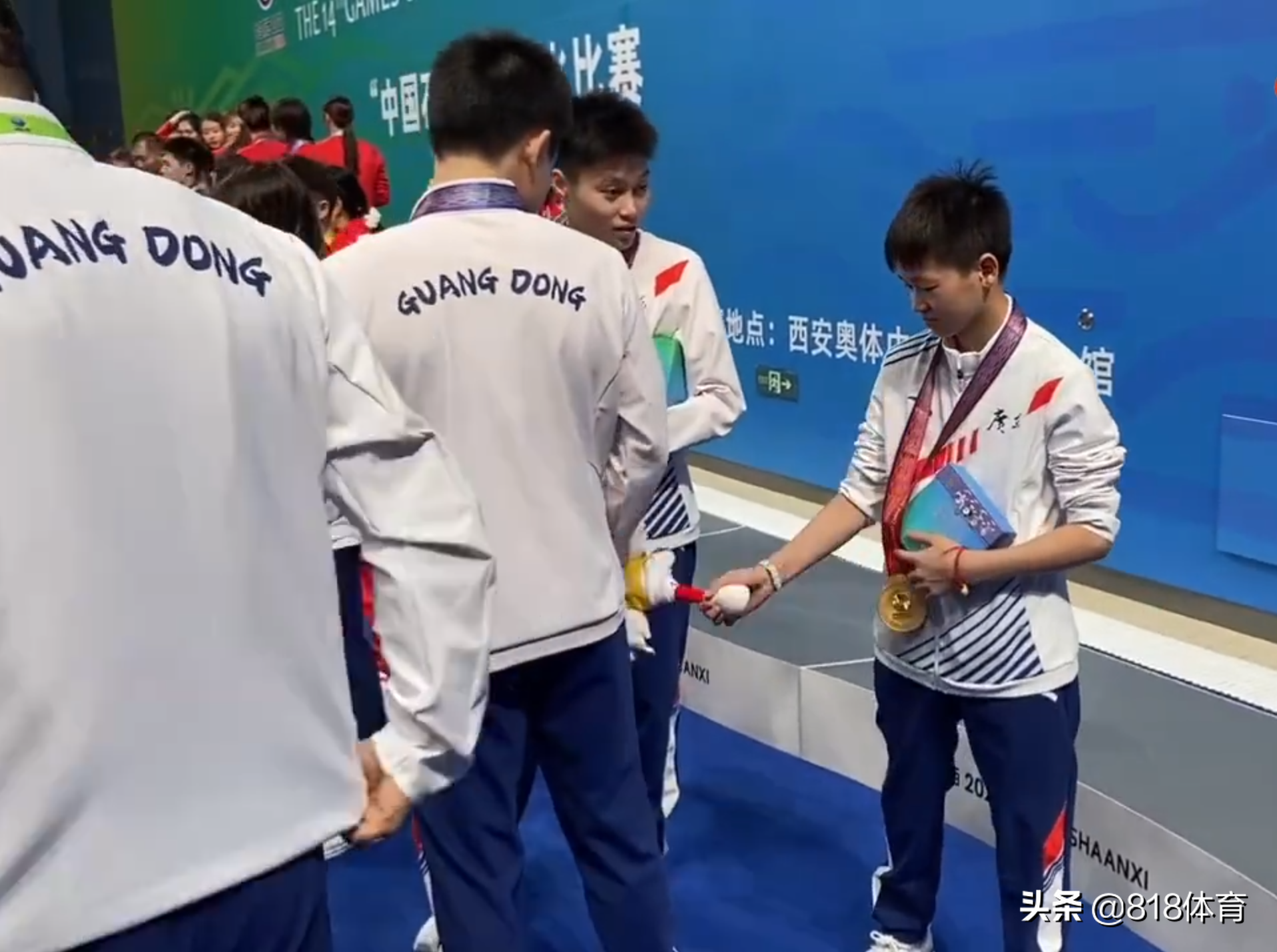 姐妹情深!全红婵闹脾气拿吉祥物抽陈艺文,师姐上演摸头杀一脸宠溺