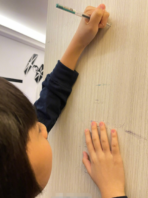 林志穎大兒子暴風抽高，11歲Kimi身高與爸爸只差一個手機