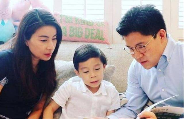 霍启刚抱女儿坐地铁感受生活，三岁霍中妍越长越美太像奶奶朱玲玲