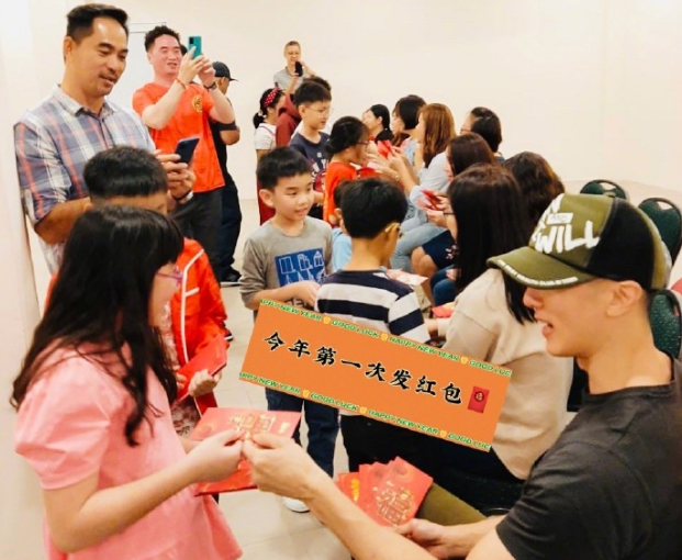 照像|吴尊和同学合照像两辈人 41岁仍似小鲜肉，跪求防腐剂牌子