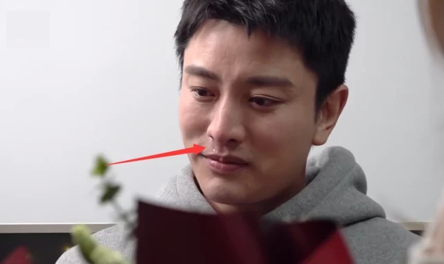 7岁甜馨相当独立，街头骑单车又美又飒，使劲抬