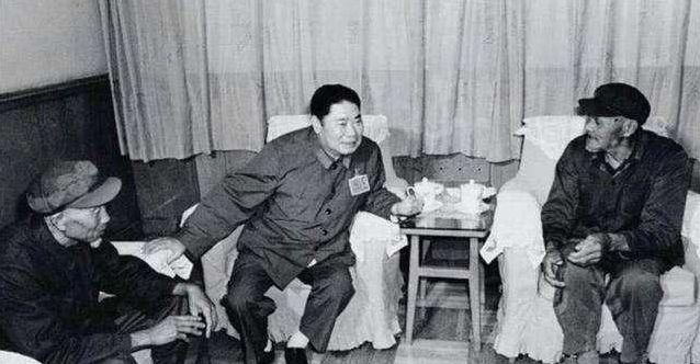 老农证件丢失无法证明身份，无奈找老上级，司令亲自证明他是红军