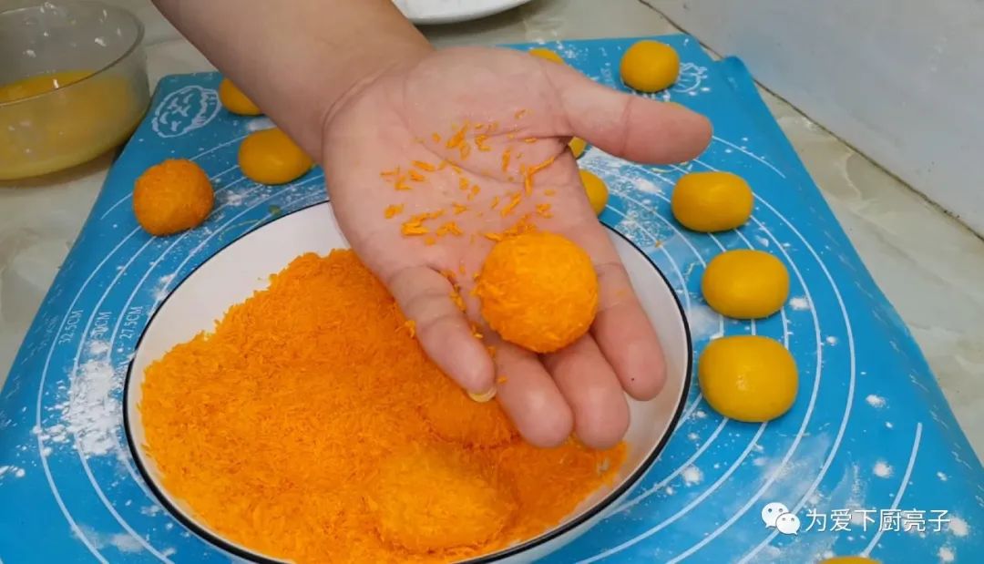 自制南瓜丸子的做法，锅里一炸，出锅不发硬不吸油，全家都抢着吃