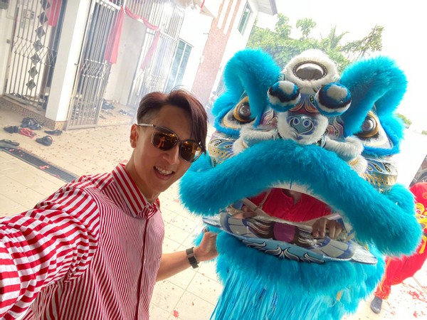 吳尊大家族過元宵發紅包，豪車旁舞獅放鞭炮，豪宅餐廳容納30人