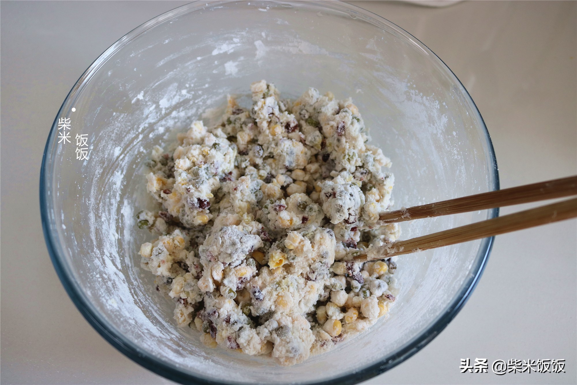 绿豆新吃法，一拌一团，大火一蒸就上桌，无油少糖健康好吃