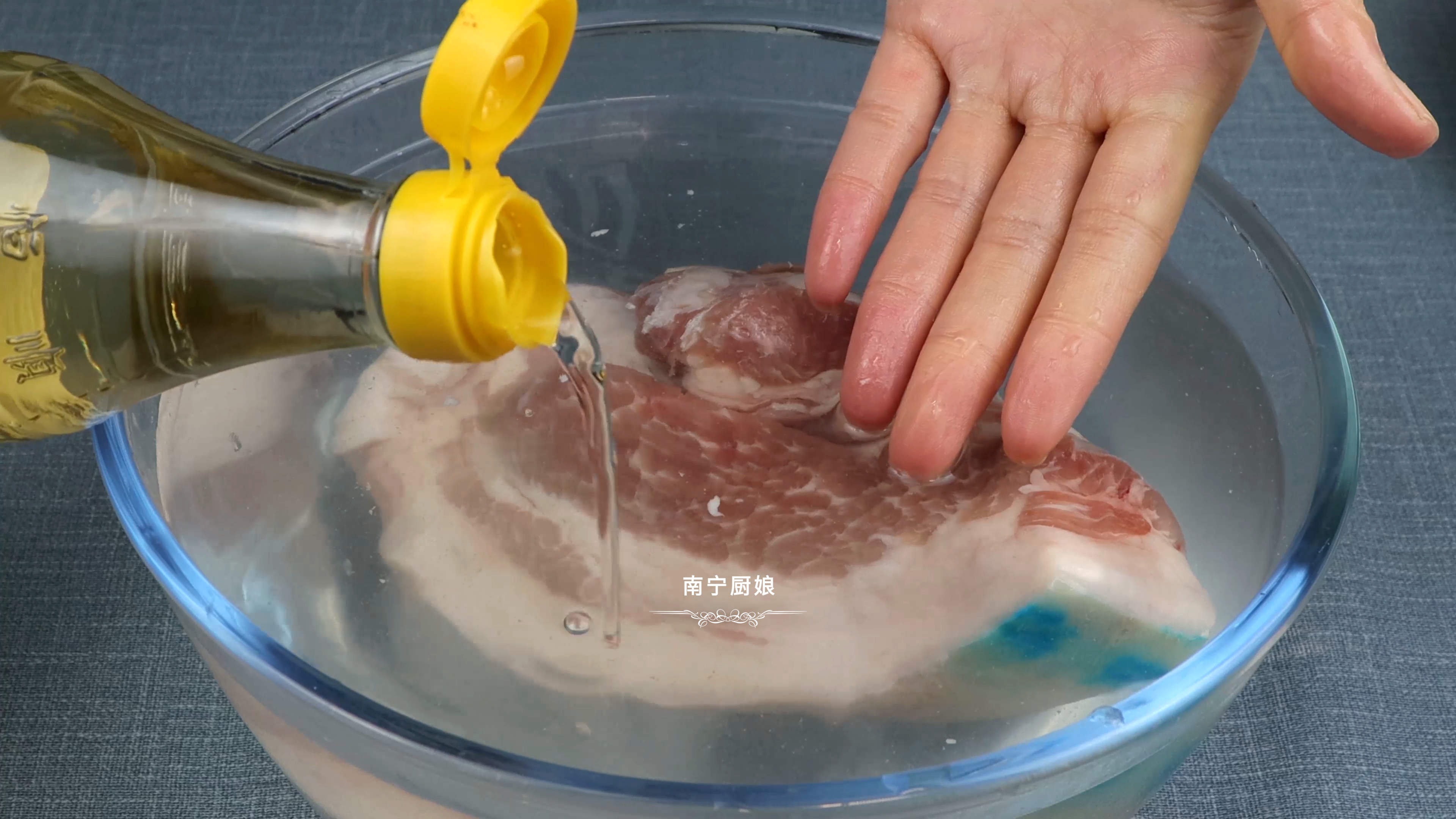解冻肉时，用热水解冻是不对的，大厨教你一招，解冻快速还能去腥