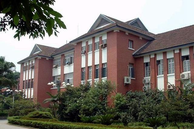 在最新世界和国内大学排行榜中，重庆大学的排位和影响力如何？