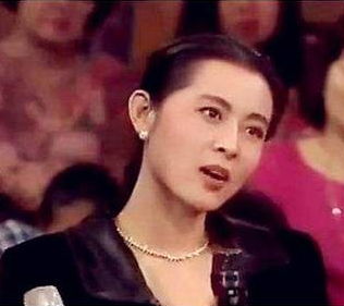 靠怀孕抢走陈凯歌，嘲笑倪萍是老女人，陈红怎么越来越像倪萍了？