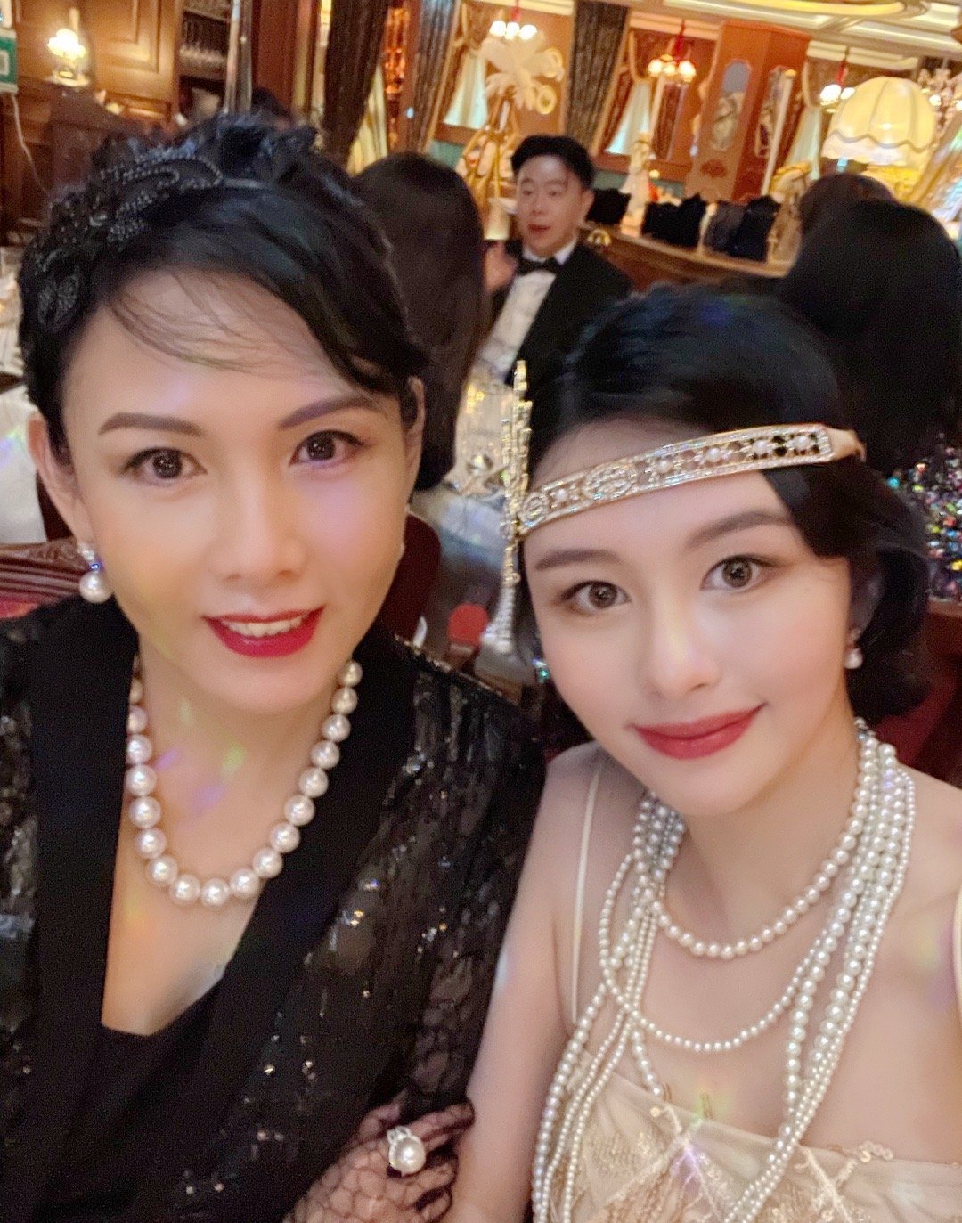 任达华16岁女儿褪去稚气，画大红唇晒女人味，慢慢从清纯变美艳