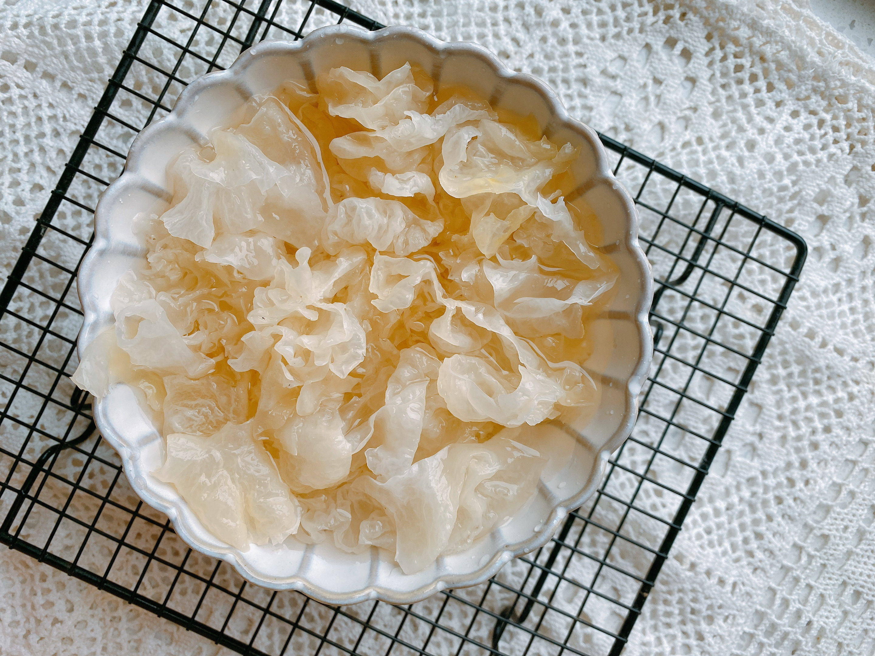 入秋后天气干燥，试试这款润肺降火的甜汤，软糯香甜，安稳度秋