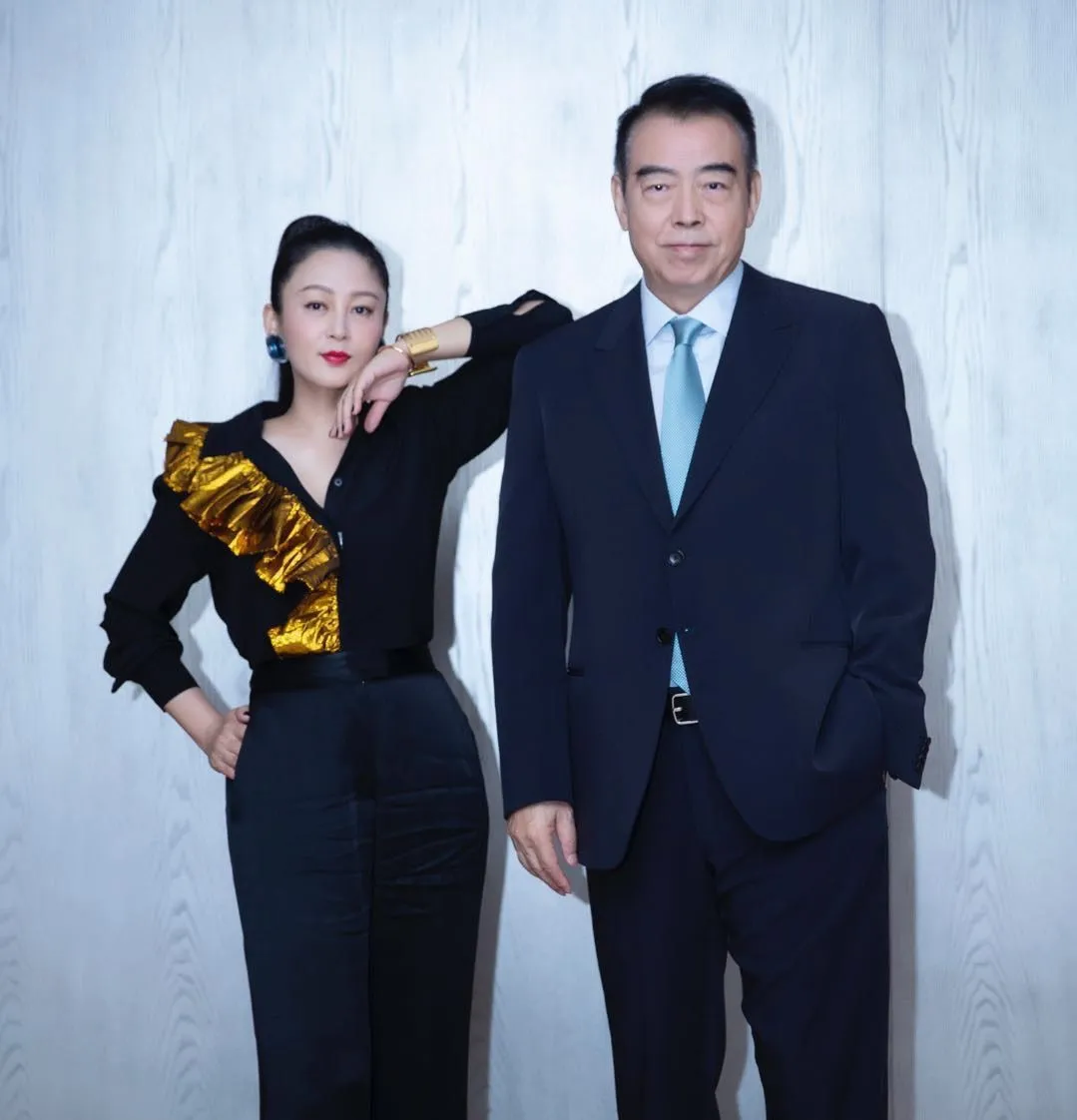 同样都是嫁给知名导演，陶虹徐帆都很活跃，张艺谋的妻子却很低调