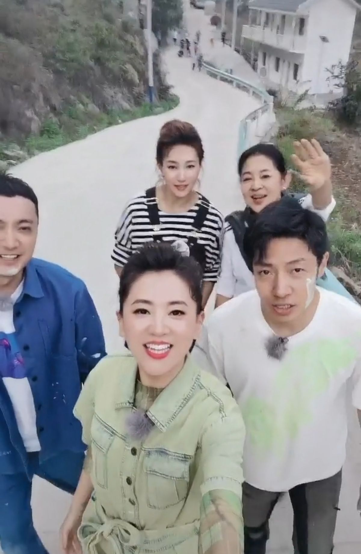 撒贝宁李梓萌等人齐聚一堂，倪萍脸又消瘦了一圈，还被挤到边上？