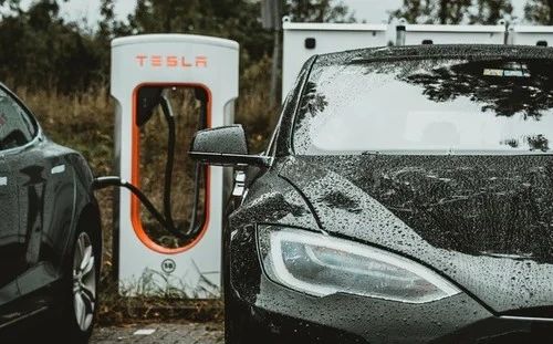 泡沫上的新造车：卖车5万辆，市值4千亿