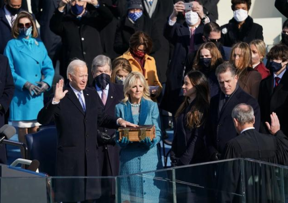 國際疫情丨拜登稱美國已經進入�黑暗時期�，華春瑩：中方願提供幫助