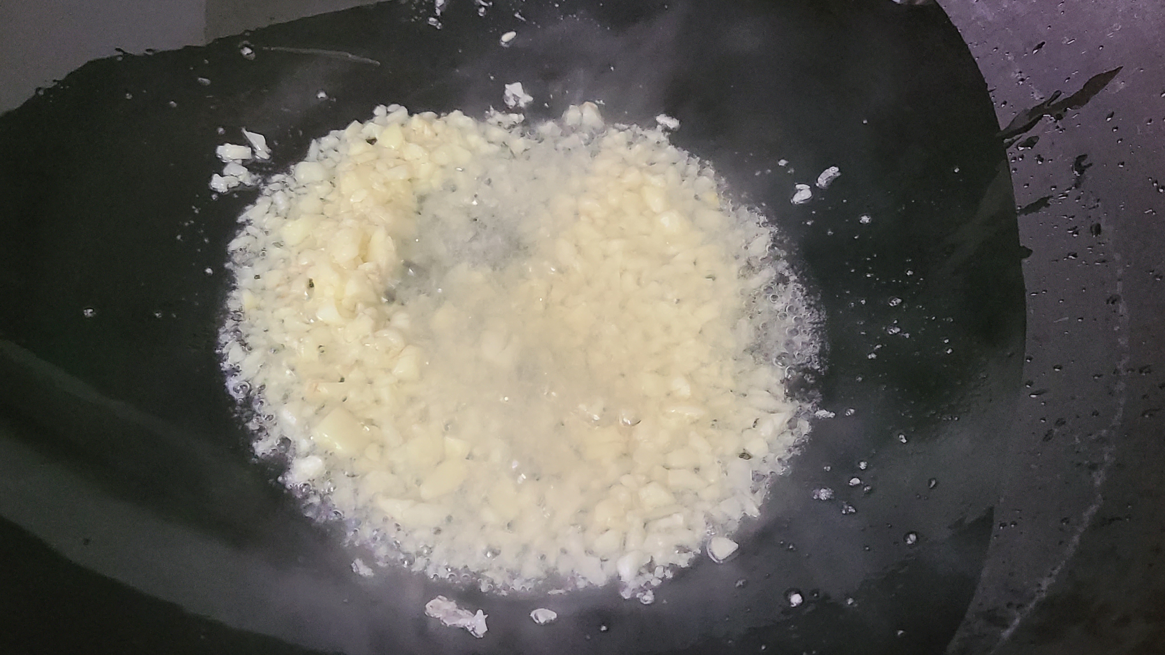 蒜香猪脚，简单好吃香味浓，这样的下饭菜，看着就嘴馋