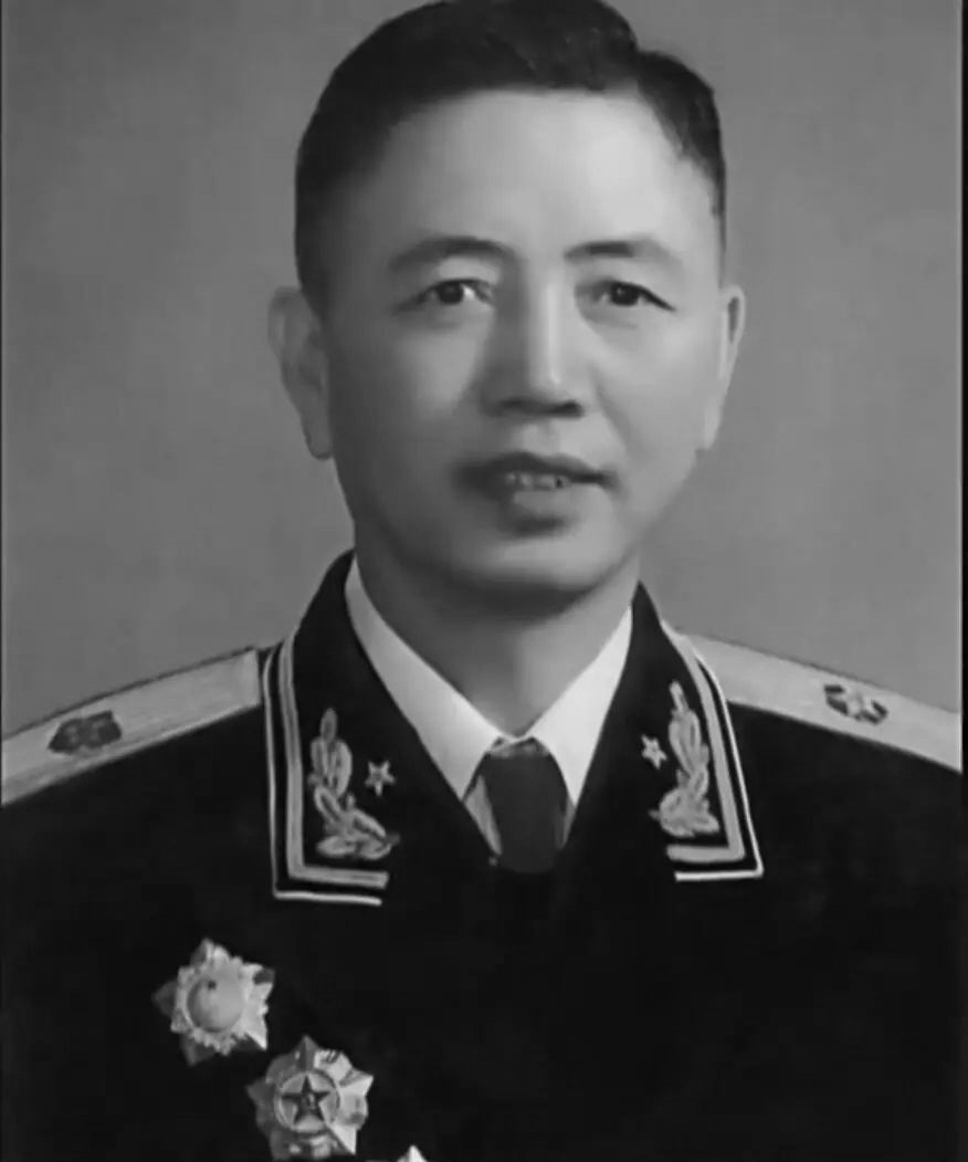 刘华清：64岁踮起脚看别人航母，让人心酸，晚年