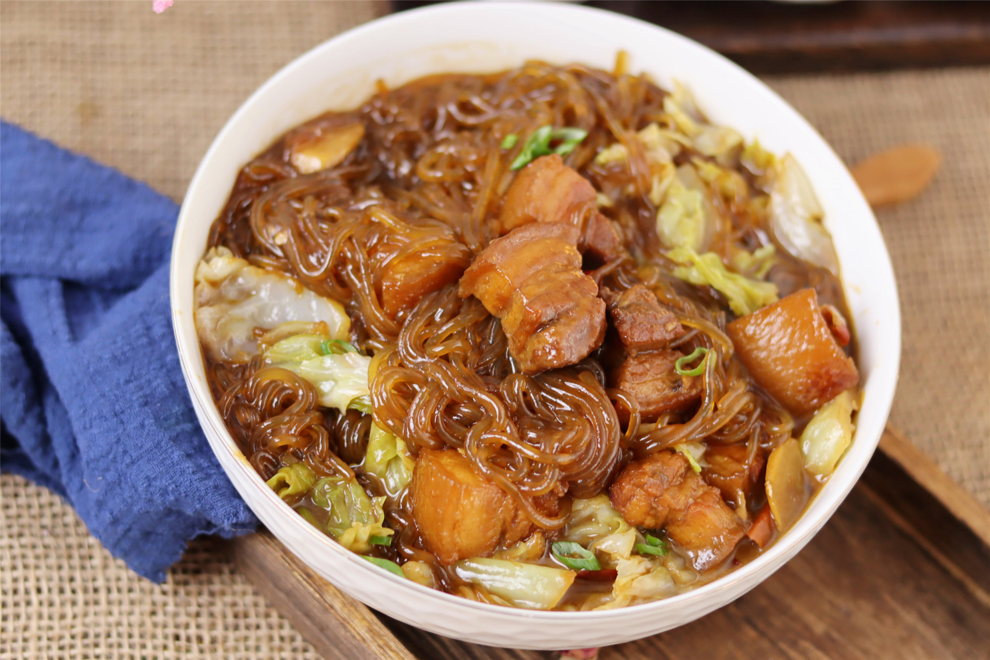 It’s late autumn, this is a pot of pork stewed vermicelli, the old Northeast practice, so delicious that there is no soup left