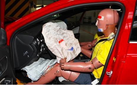 于月仙乘车撞上骆驼去世，开车遇到动物该躲还是撞？安全带最保命