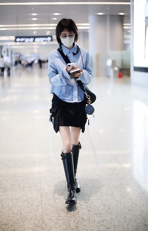 王子文穿着大胆，穿有些透的半身裙都能看见腿，时尚又可爱