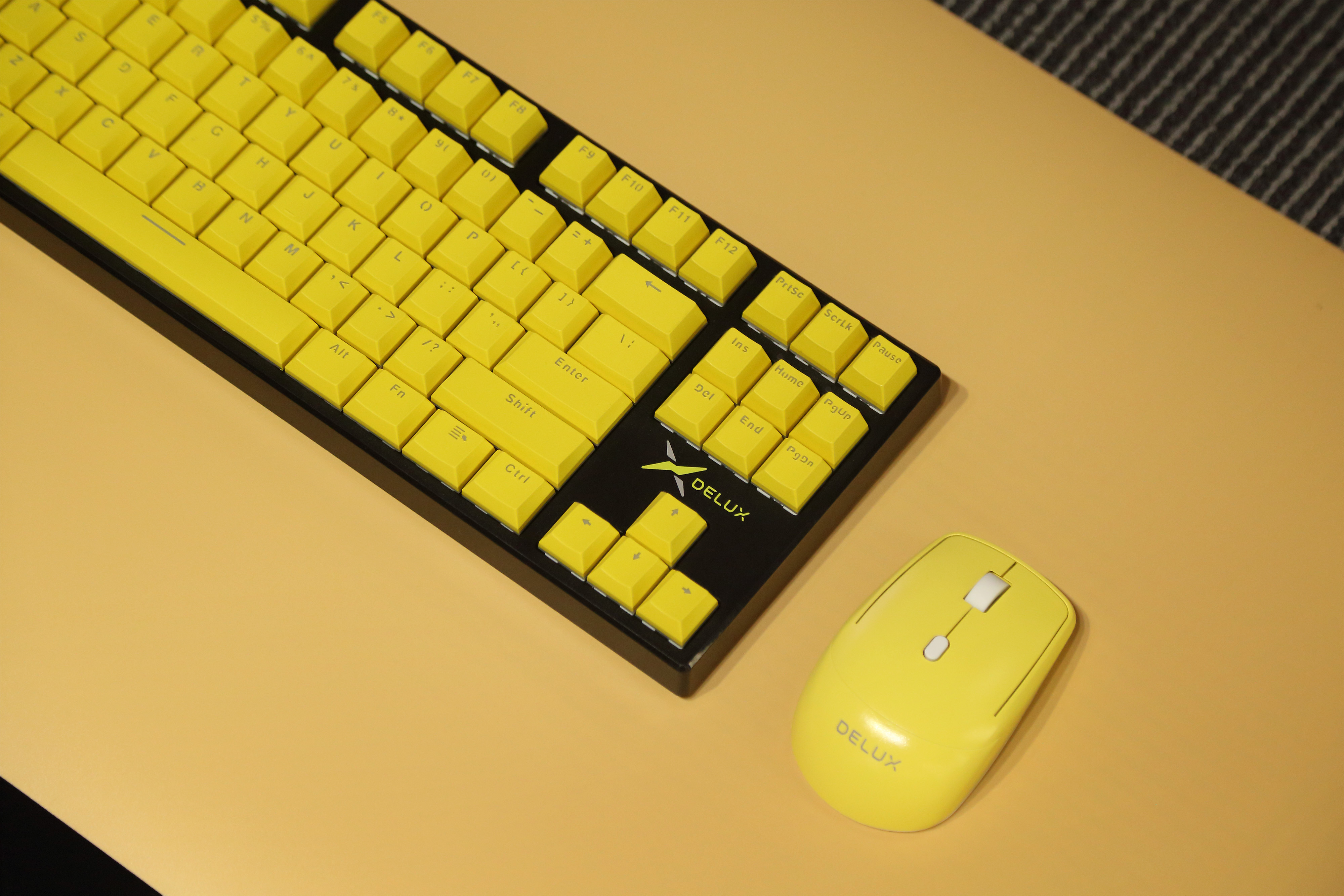DELUX太阳集团KM13机械键盘，黑的白的粉的黄的带走你想要的
