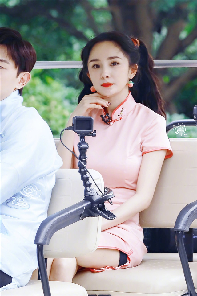 女星到底有多瘦？吴谨言撑不起衣服，杨幂反手