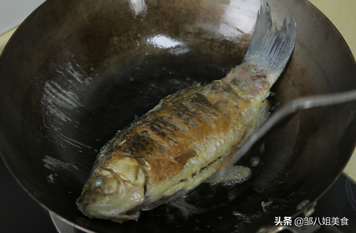 给鱼解冻，记得在水里加两个料，比直接用水泡效果好，吃着仍鲜美