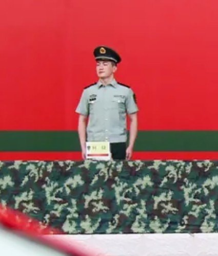 張馨予老公近照曝光，何捷身穿軍裝亮相新兵典禮，胖了一些更帥氣