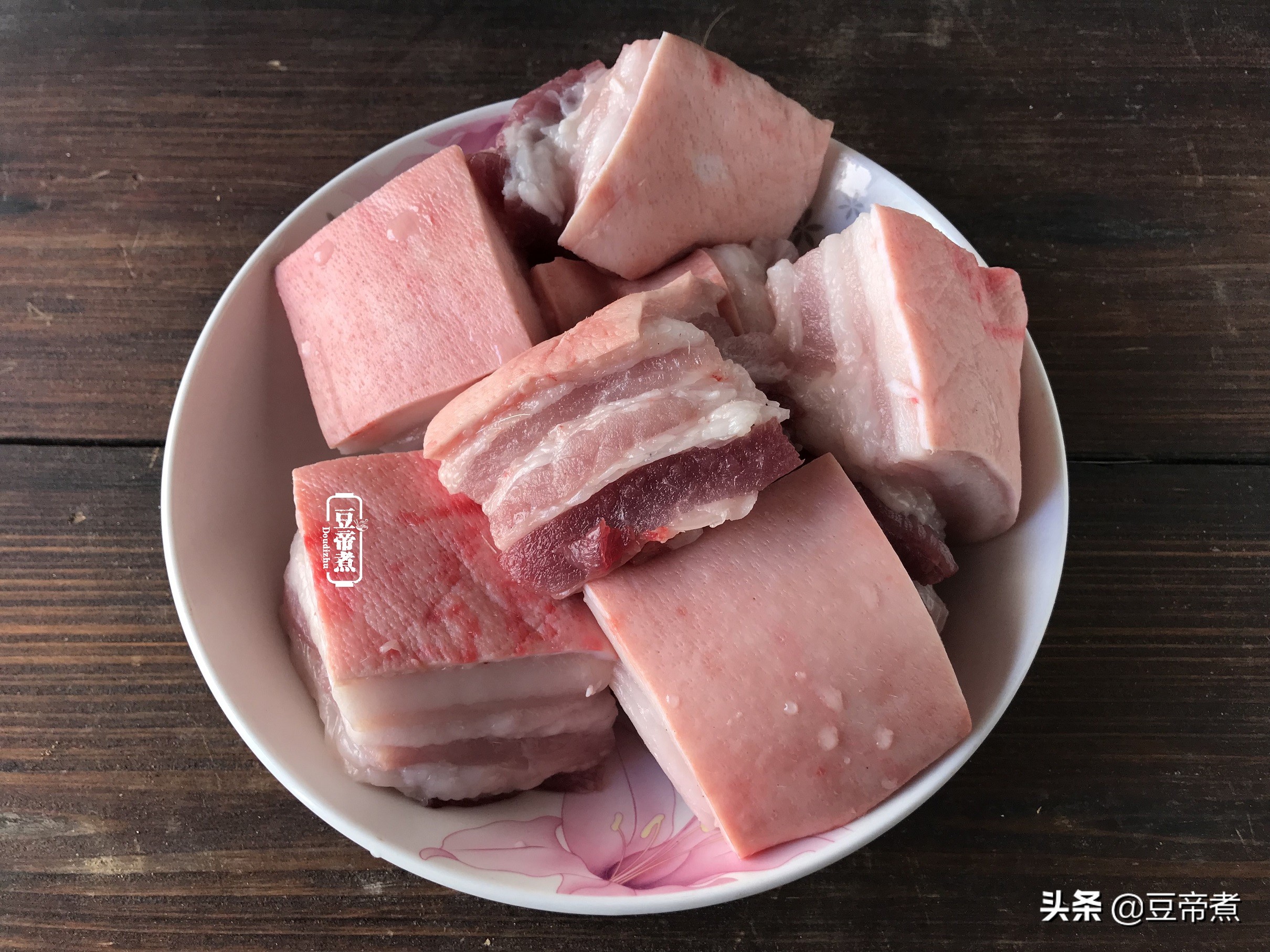 ​看看大厨是怎么做秘制东坡肉的，选料烹饪够讲究，味道就是不一样