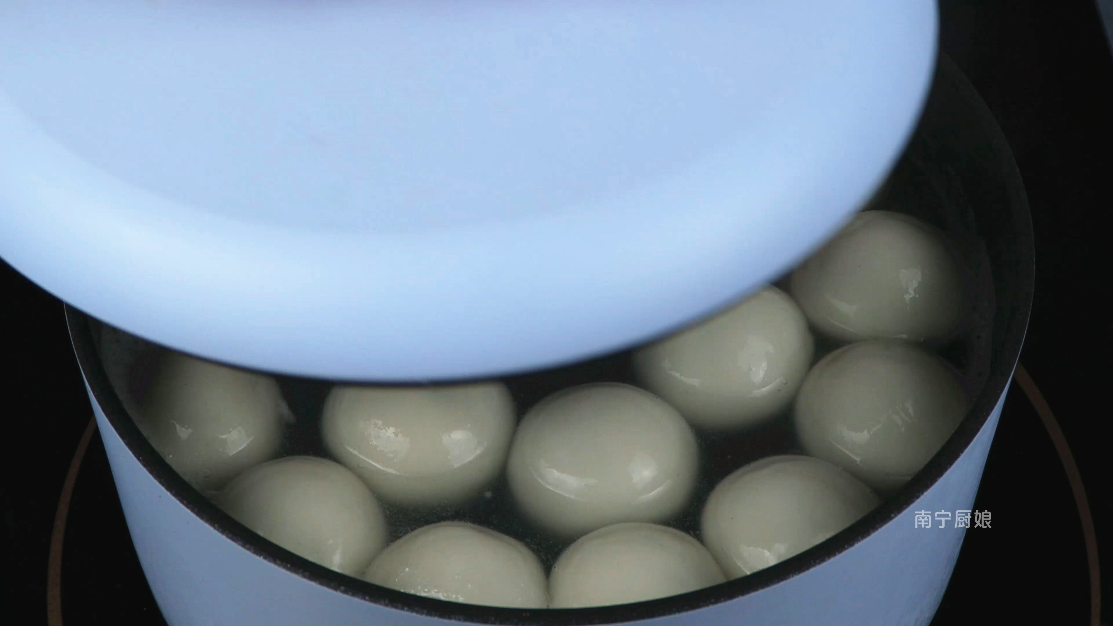 煮湯圓冷水下鍋、熱水下鍋都不對，教你一招，湯圓個個圓潤不露餡