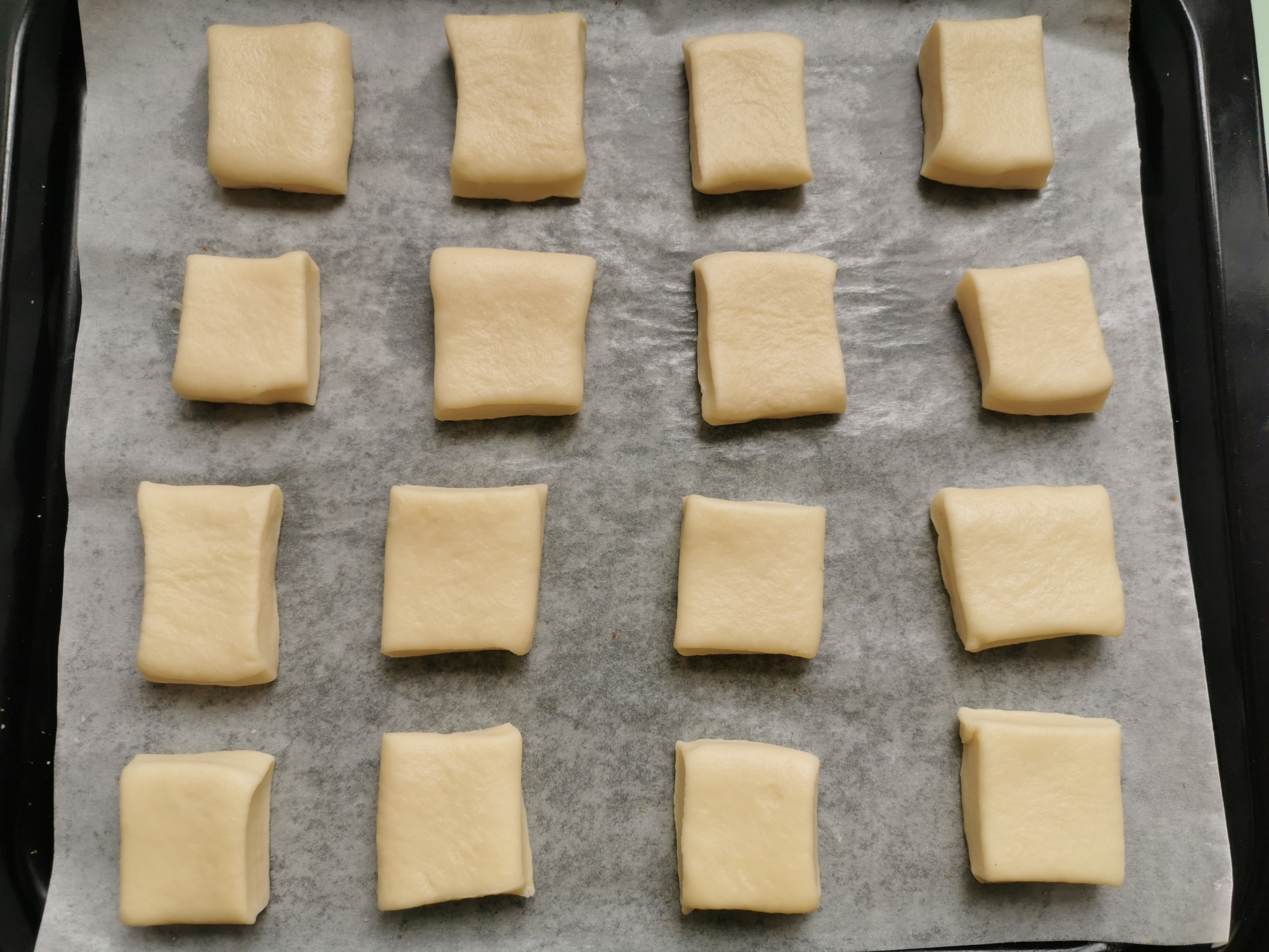 家裡有牛奶的，試試這道牛乳小麵包，做法簡單，一次發酵就能成功