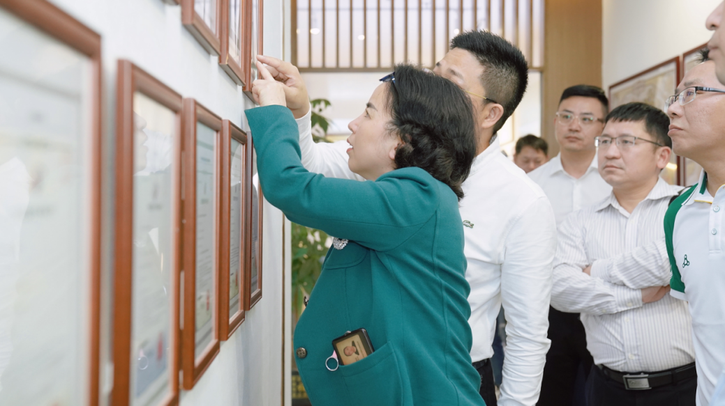 赞！足行健智能按摩鞋，迎来邵阳副市长携招商考察团的参观指导