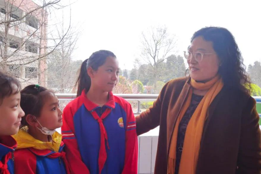 老师，您笑起来真好看——记双流区金桥小学“三八”妇女节活动