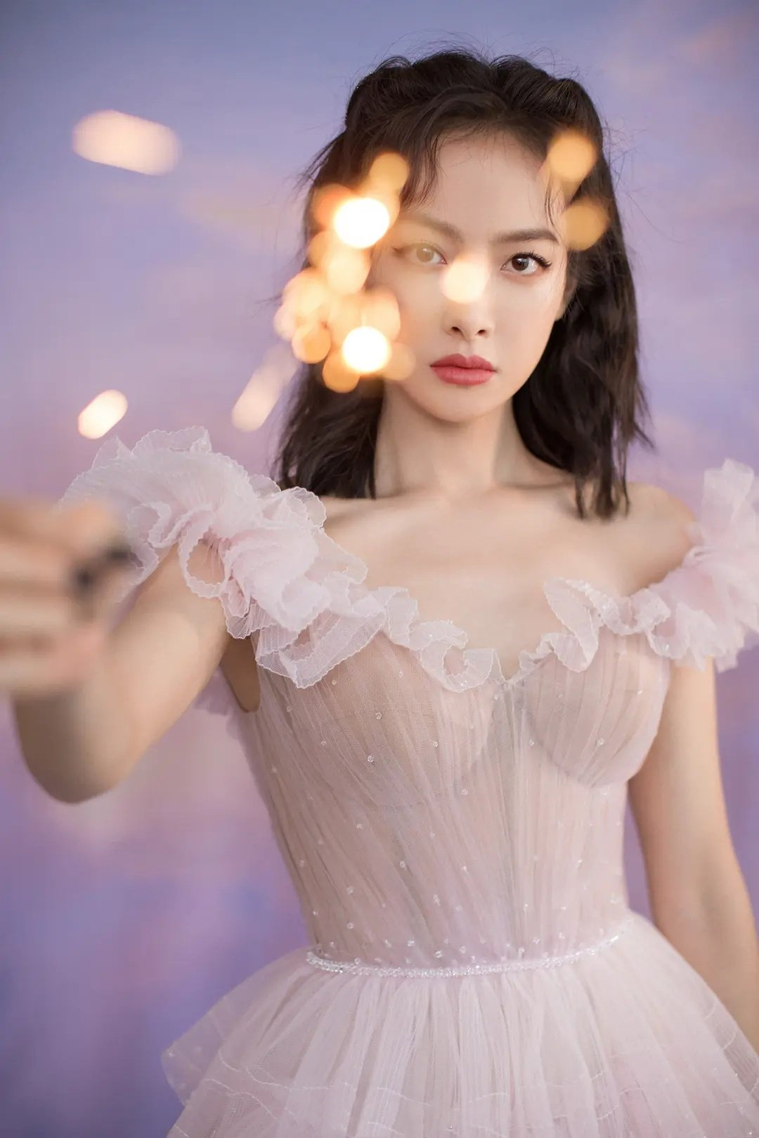 Star takes a picture to also bump into prop, firework good subject is big, which star is the most good-looking? 