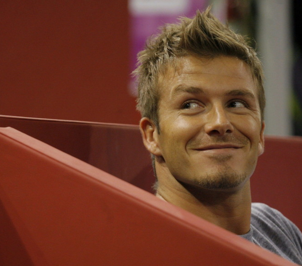 小貝一家同框亮相，四個孩子模仿父親經典髮型，顏值卻都差了不少