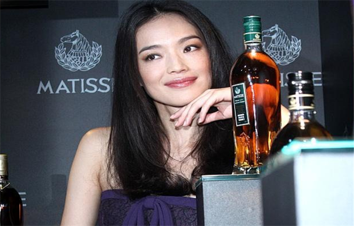 女明星有多爱喝酒？刘嘉玲聚会喝200万葡萄酒，赵薇为喝酒买酒庄