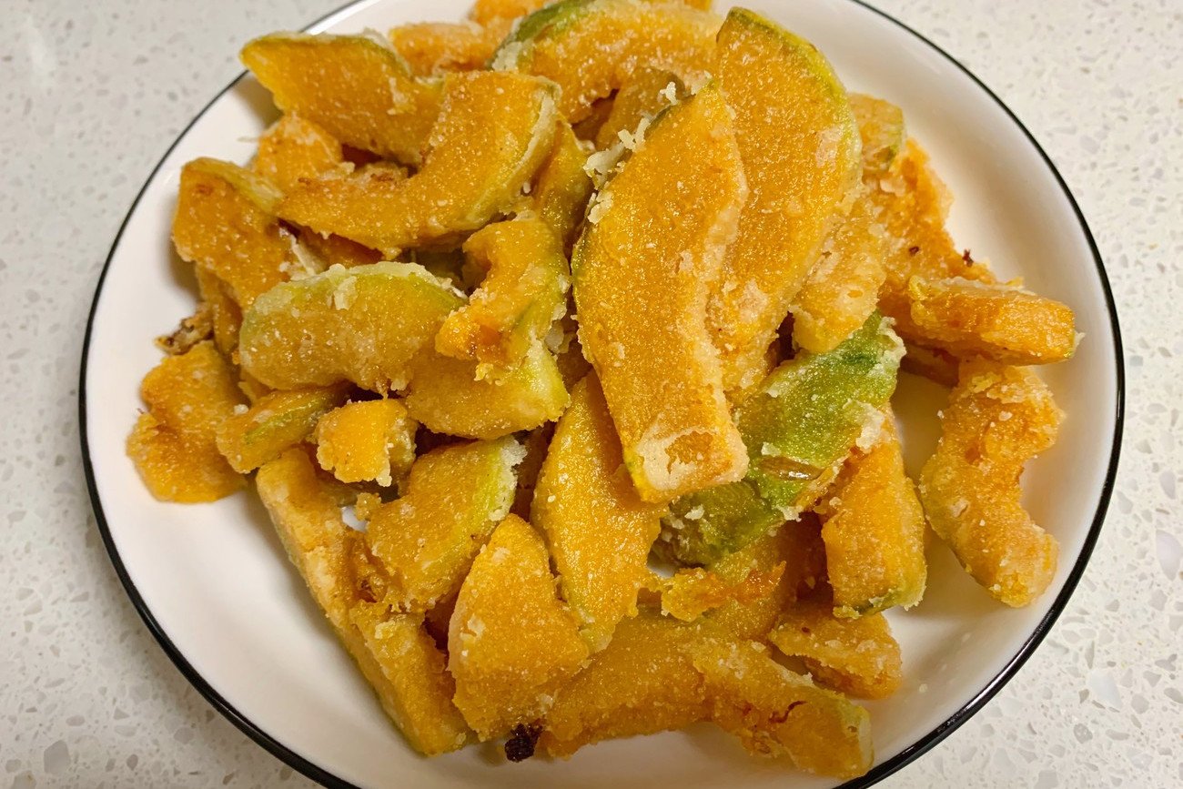 南瓜別只會煮粥喝，教你一個新吃法，軟糯鹹香，簡單營養又健康