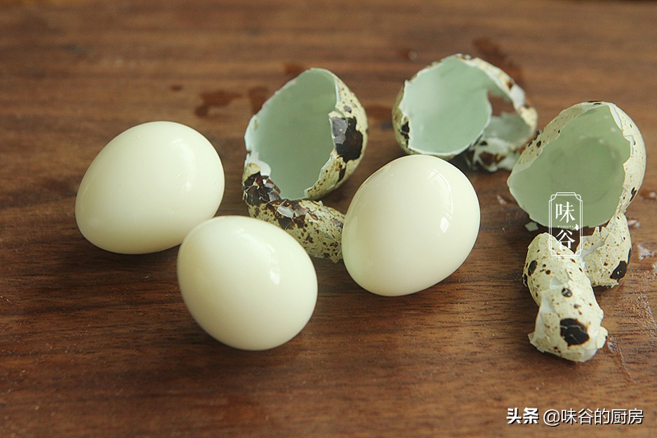 鹌鹑蛋好吃，皮难剥？看我妙招，5分钟剥一盘，个个光滑，超实用