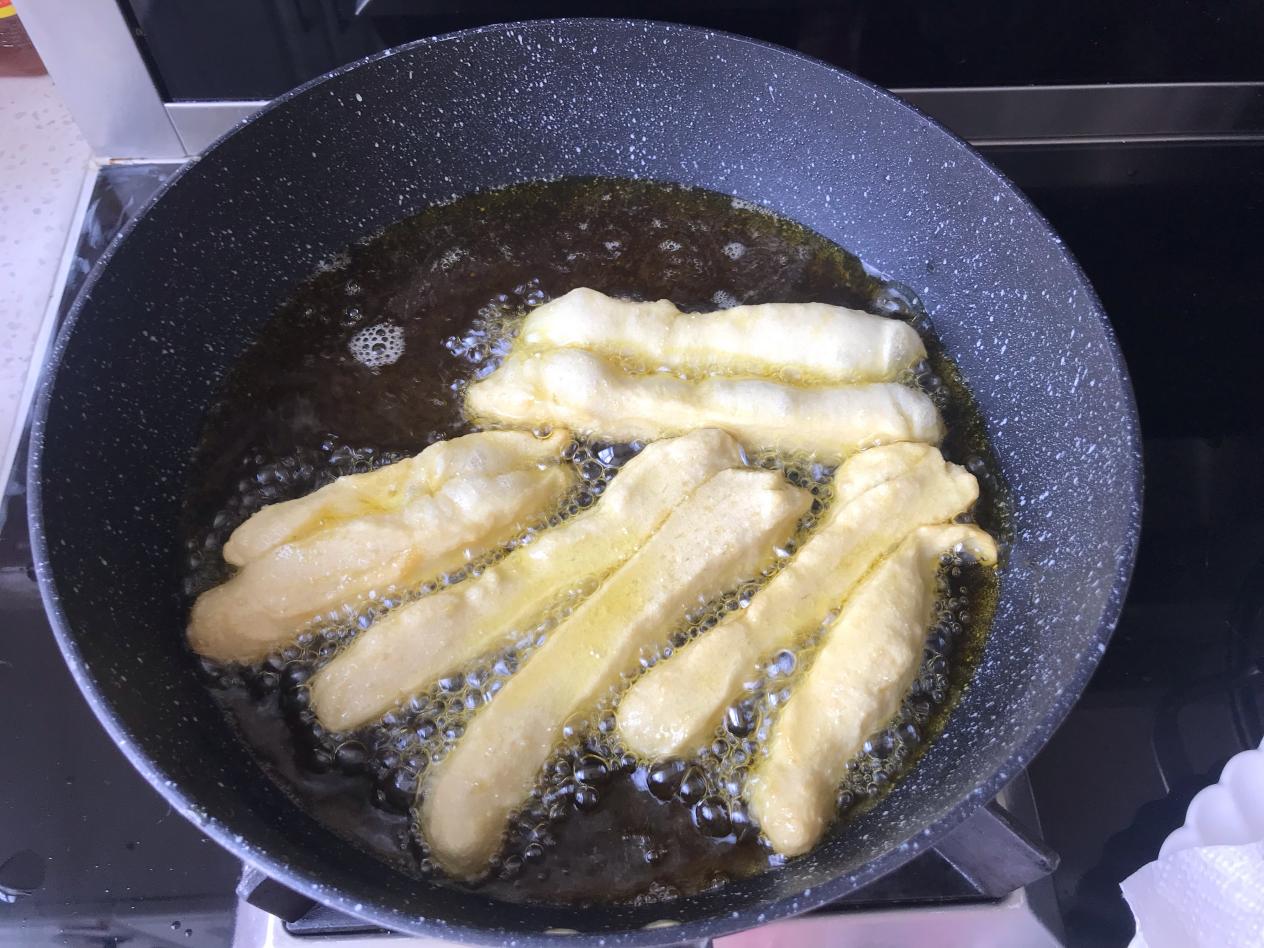 想吃油条不用出去买，自己在家也能做，干净卫生没有添加