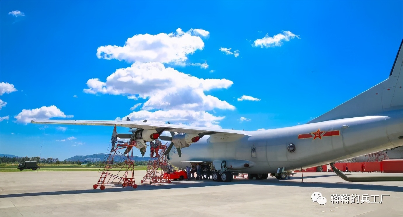 空潜200巡逻机空投航空自导深弹和声呐浮标抓潜艇，数量众多